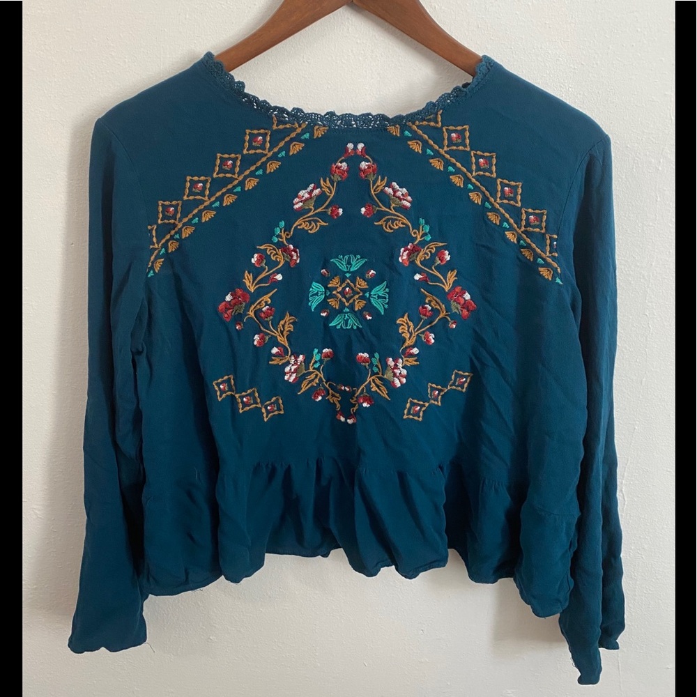 🌷Xhilaration Embroidered Long Sleeve Crop Top